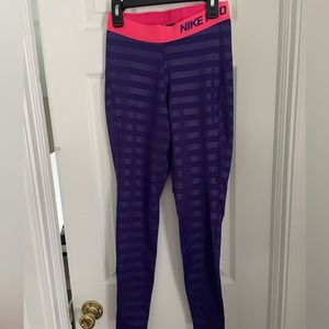 Gently used Women’s Nike Pro dri-fit leggings sz. Small